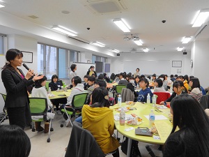 岩田直子氏とカフェ形式での交流会の様子1