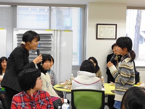 岩田直子氏とカフェ形式での交流会の様子2