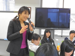 岩田直子氏とカフェ形式での交流会の様子3