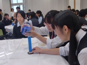 高吸水性樹脂がどのくらい水を吸収するかの実験風景2