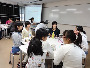 藍藻類の入ったビーカーに光を当てると、酸素が出る様子