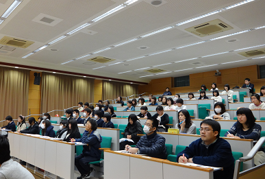 興味深く講演を聞いている参加者