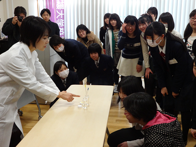 屈折率によりガラス棒が見えなくなるという実験風景1