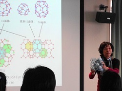 平井寿子先生の講義の様子1