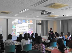 平井寿子先生の講義の様子2
