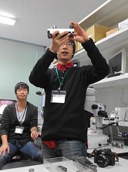 ラボツアーの様子1