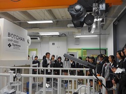 ラボツアーの様子2