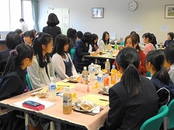 カフェ形式での交流会の様子1