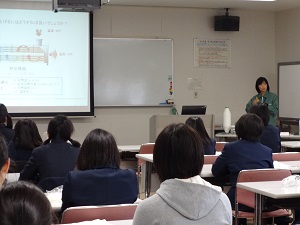 実験後の講演の様子1