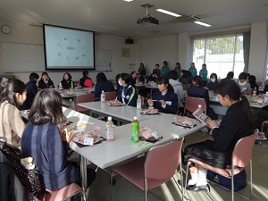 講師5名の方とカフェ形式にて交流会の様子1
