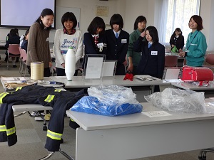 サイエンスカフェの会場内の材料やそこから商品化された品々の展示ブースの様子