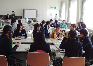 講師5名の方とカフェ形式にて交流会の様子3